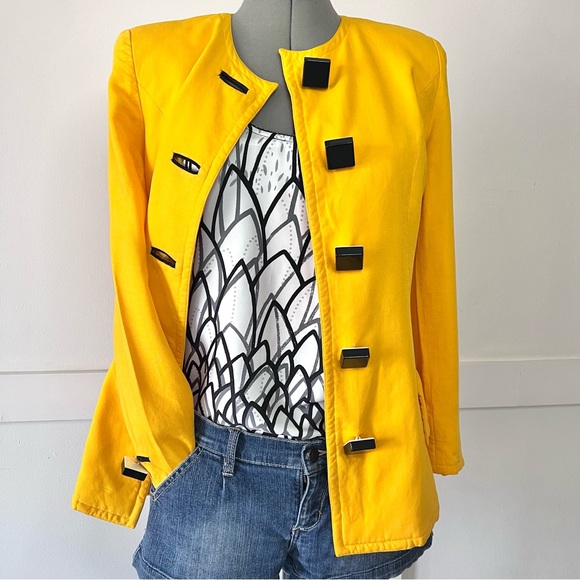 Vintage Collarless Fitted Blazer, modern wood like buttons; sunflower yellow - 8 - Picture 4 of 8
